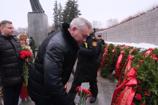 Губернатор Новосибирской области возложил цветы на Пискаревском кладбище
