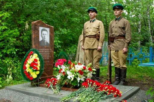 Памятник защитнику Брестской крепости открыли на новосибирском кладбище